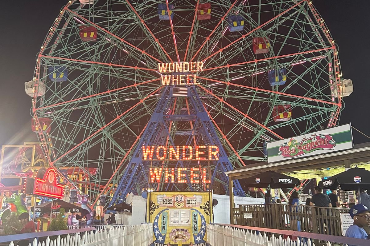 Attraction Wonder wheel à Luna park