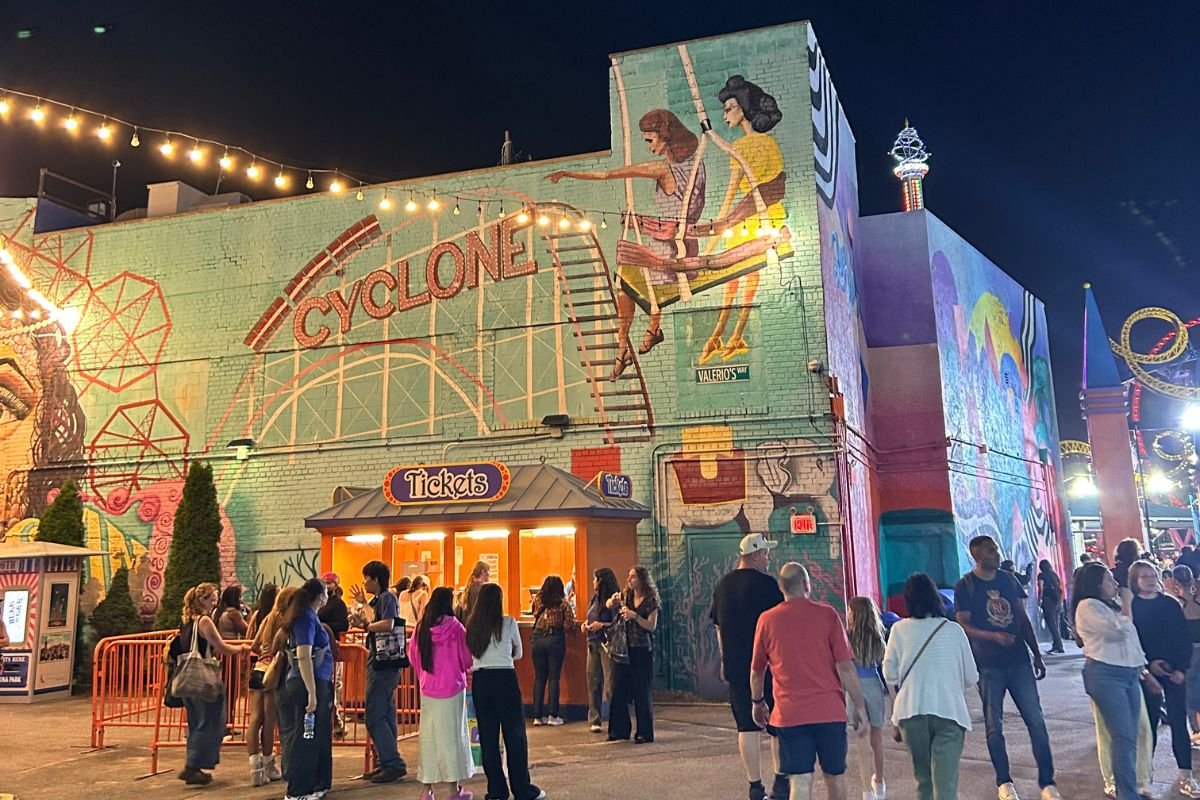 Allée du parc d'attraction Luna Park à New York