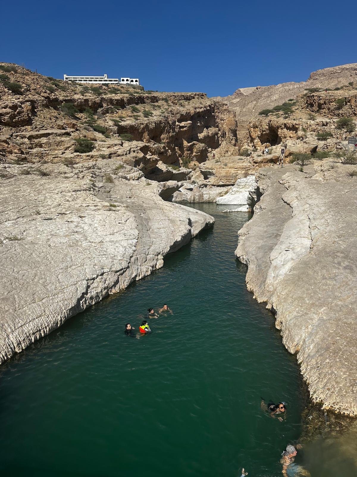 Baignade dans le Wadi bani khalid à Oman
