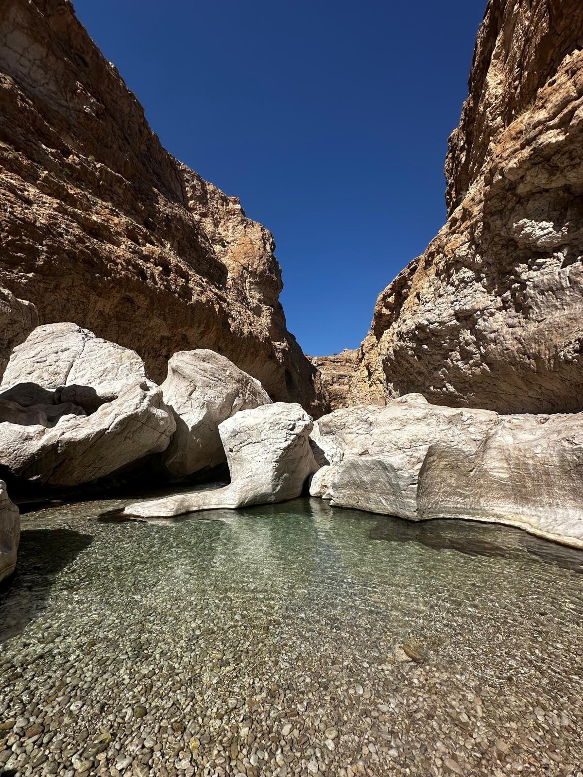 Eau transparente dans le Wadi bani khalid à Oman