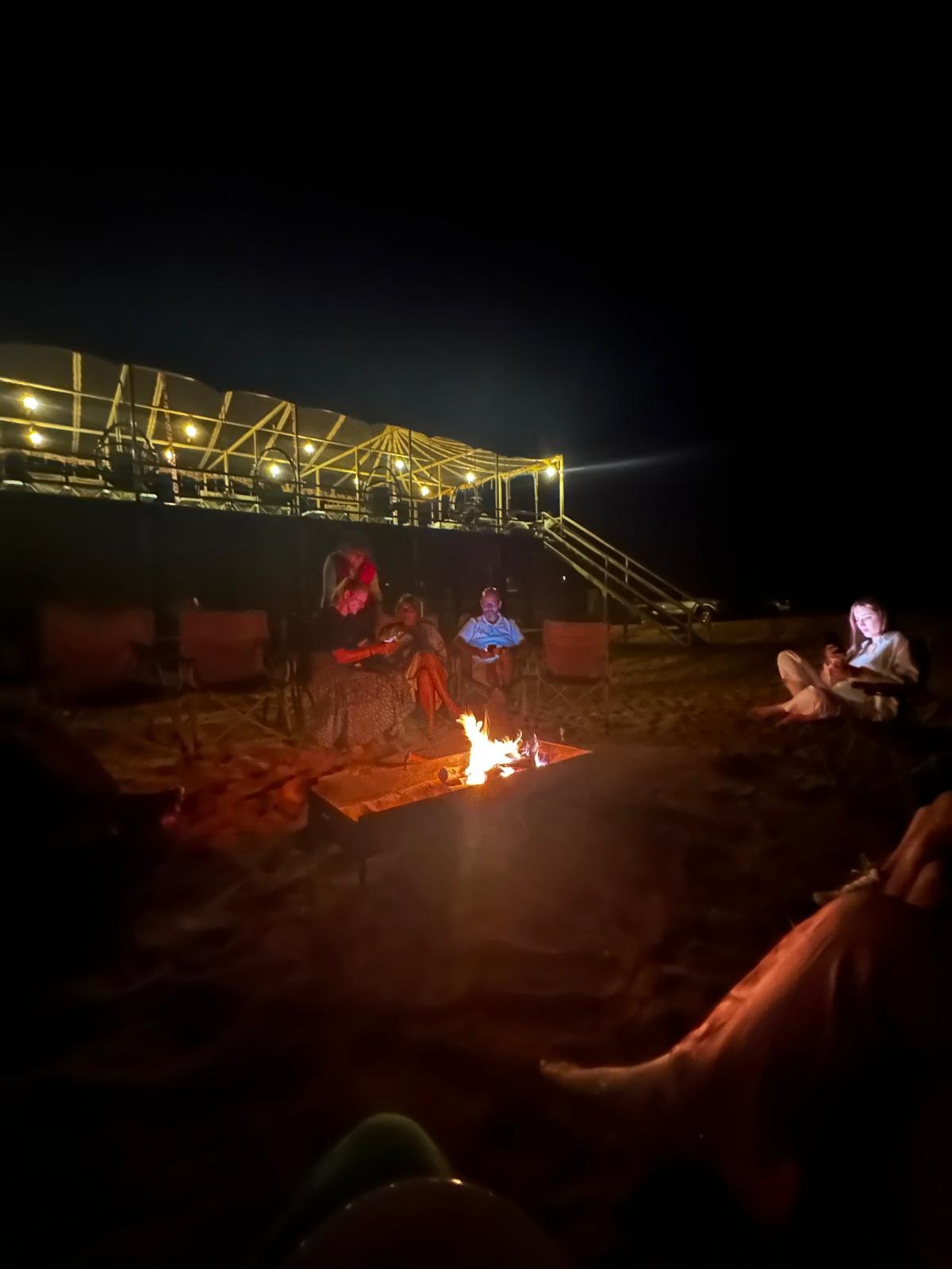 Feu de camps la nuit dans le désert à Oman