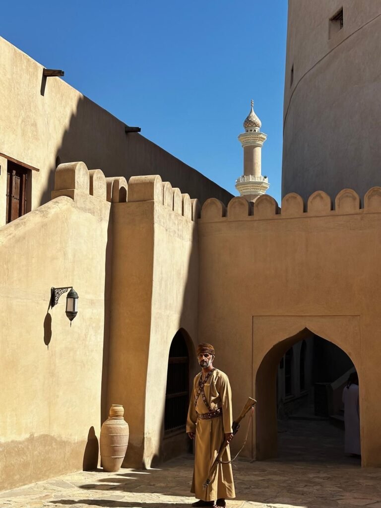 Homme gardant le fort de Nizwa à Oman
