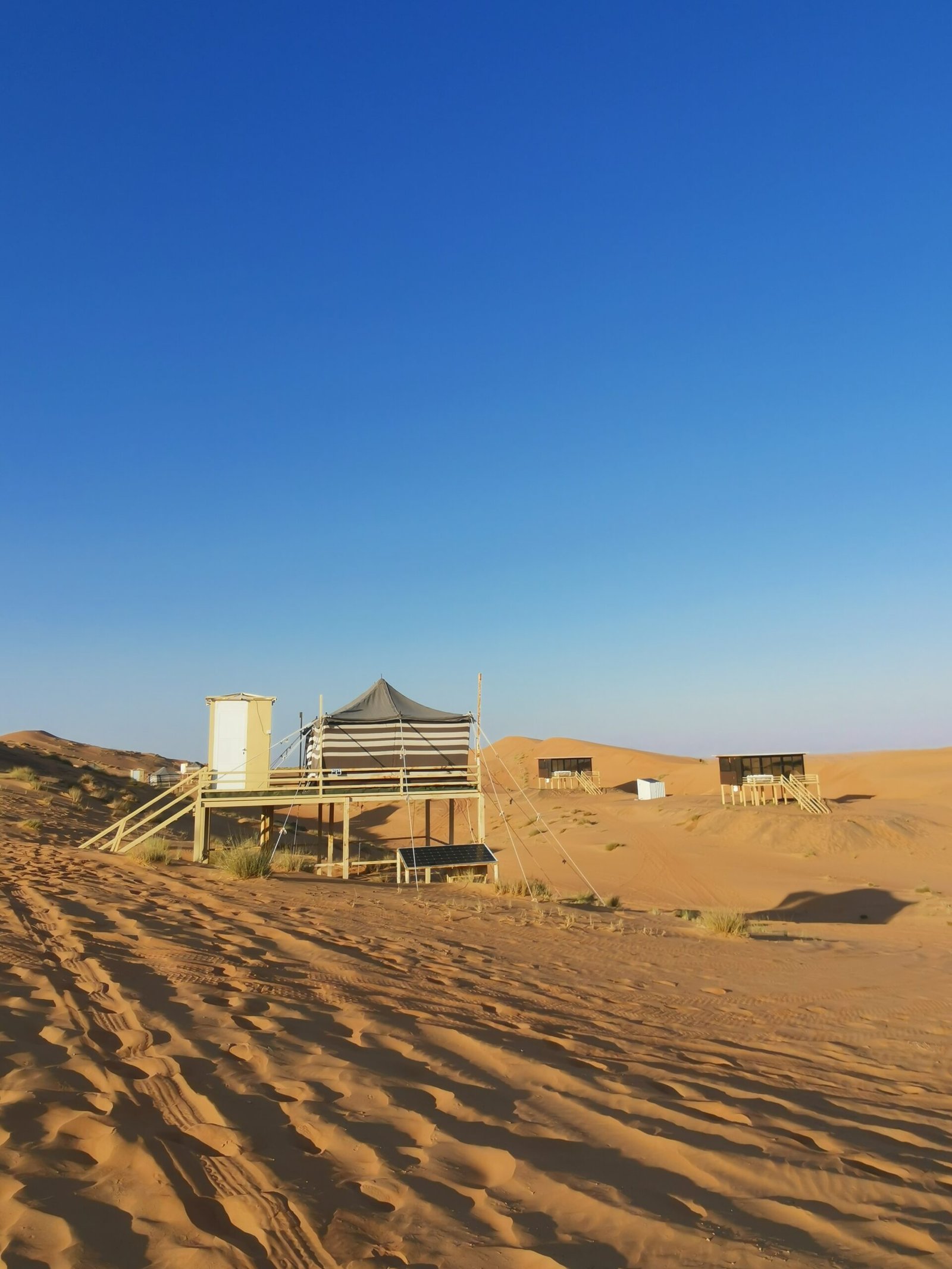 Tente sur pilotis dans le désert d'Oman