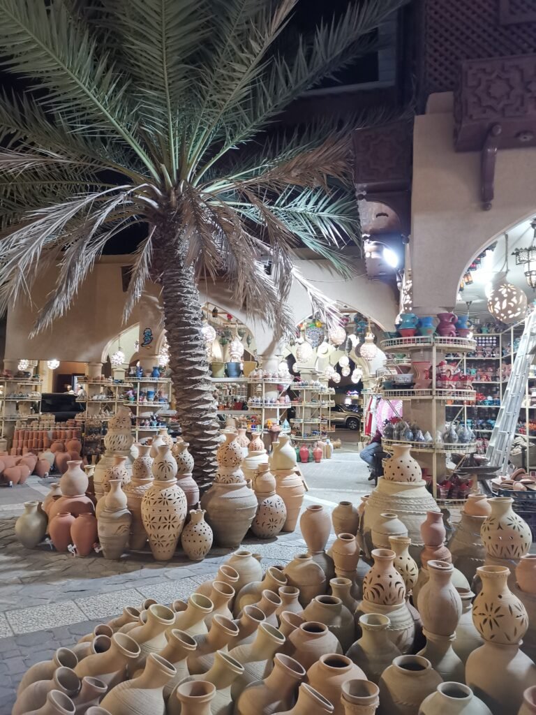 Allée du souk de Nizwa remplie de poterie