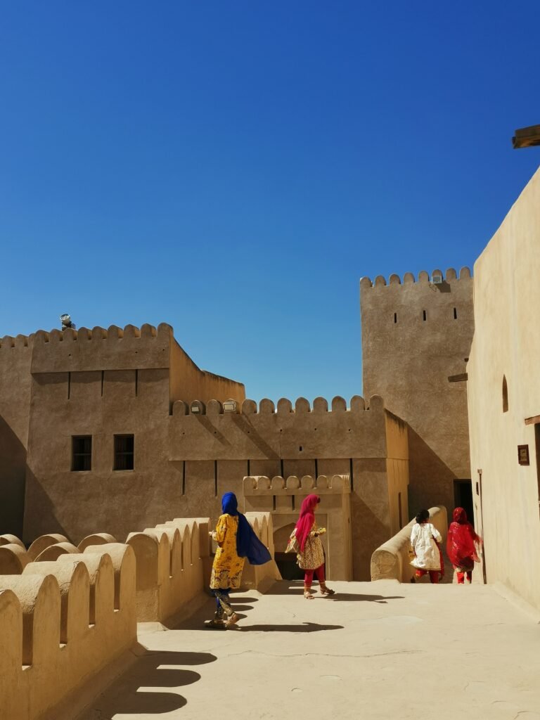 Enfants courant sur le Fort de Nizwa à Oman