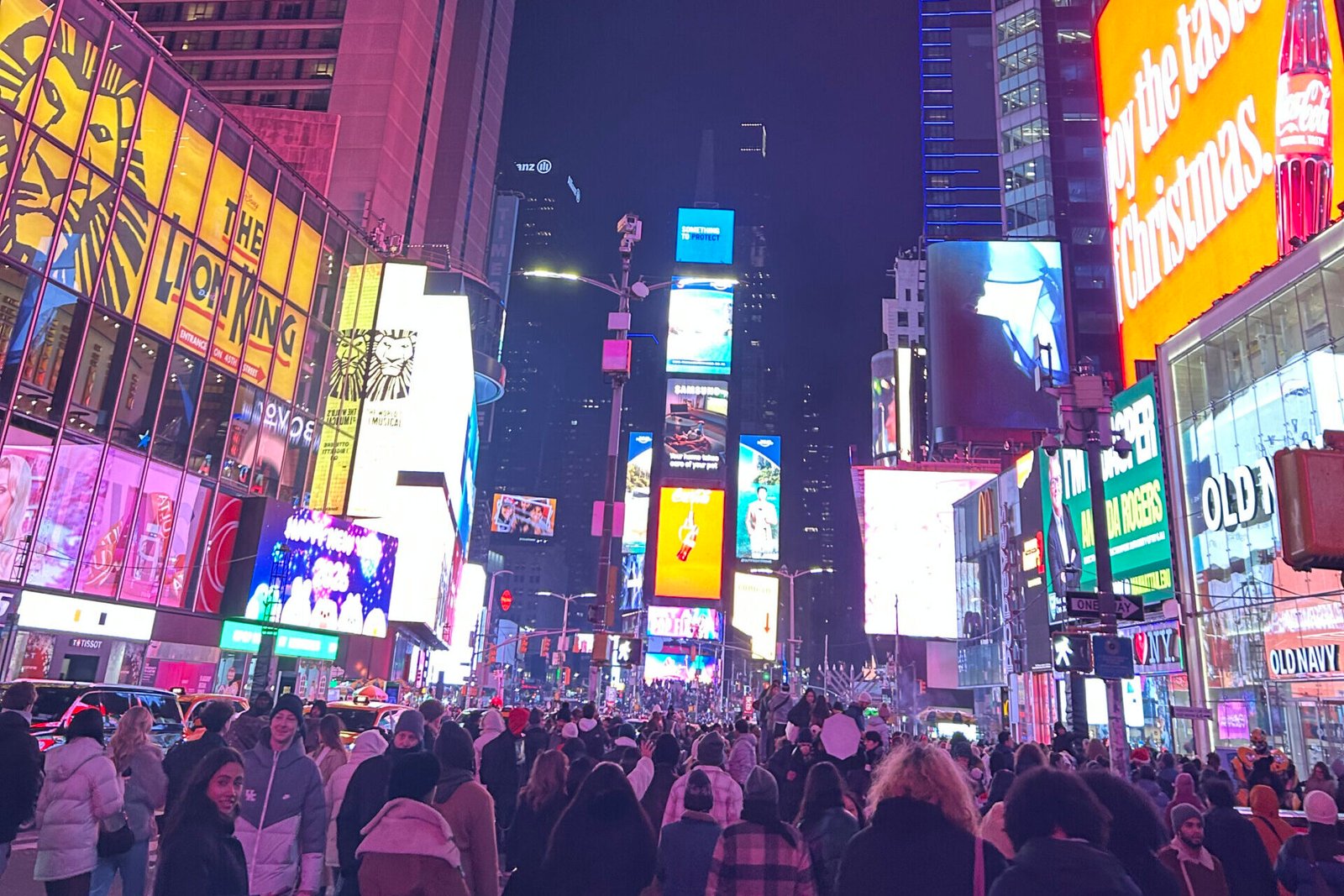 Vue sur Times Square de nuit à New York