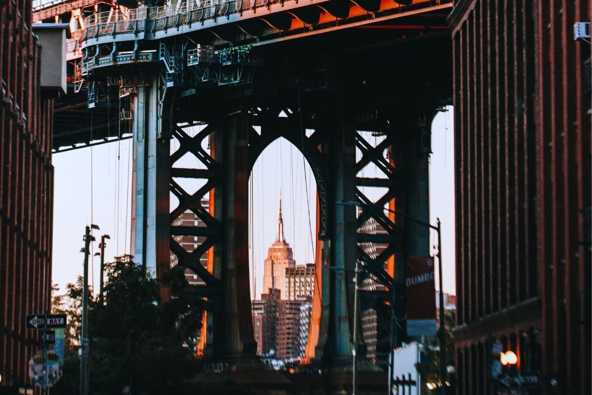 Vue sur l'empire state building depuis le quartier Dumbo à Brooklyn