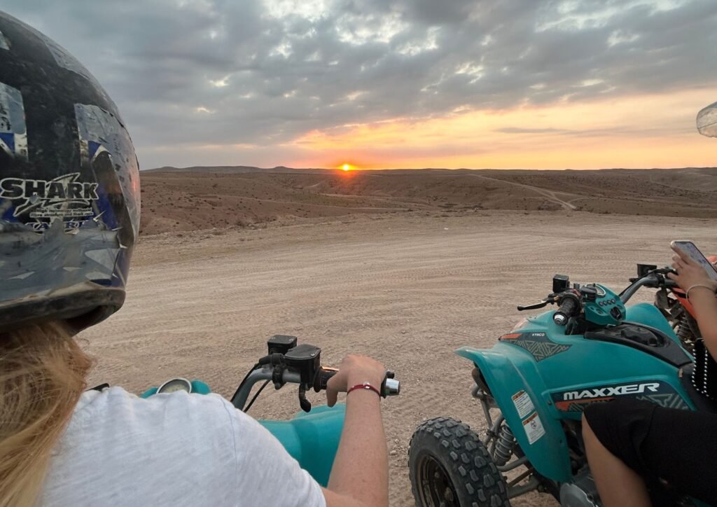 Quad sur les dunes dans le désert d'Agafay