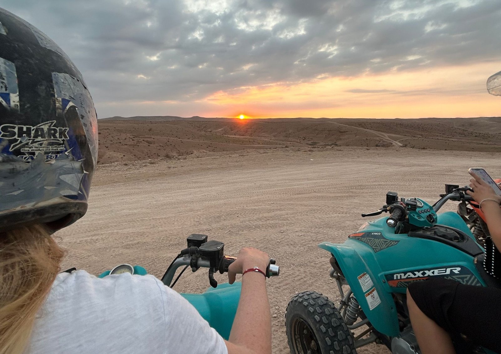 Quad sur les dunes dans le désert d'Agafay