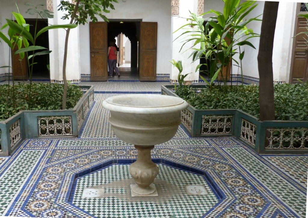 Fontaine et mosaique dans le palais Bahia à Marrakech