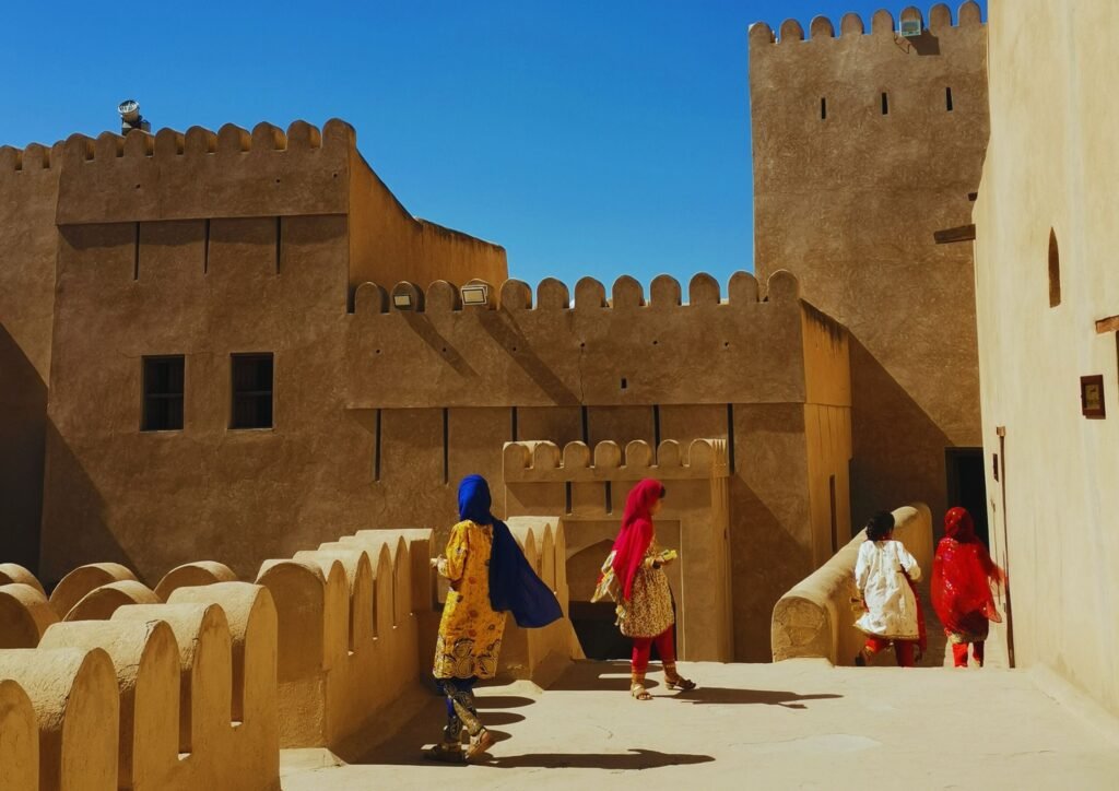 Des enfants s'amusant sur le Fort de Nizwa, Oman.