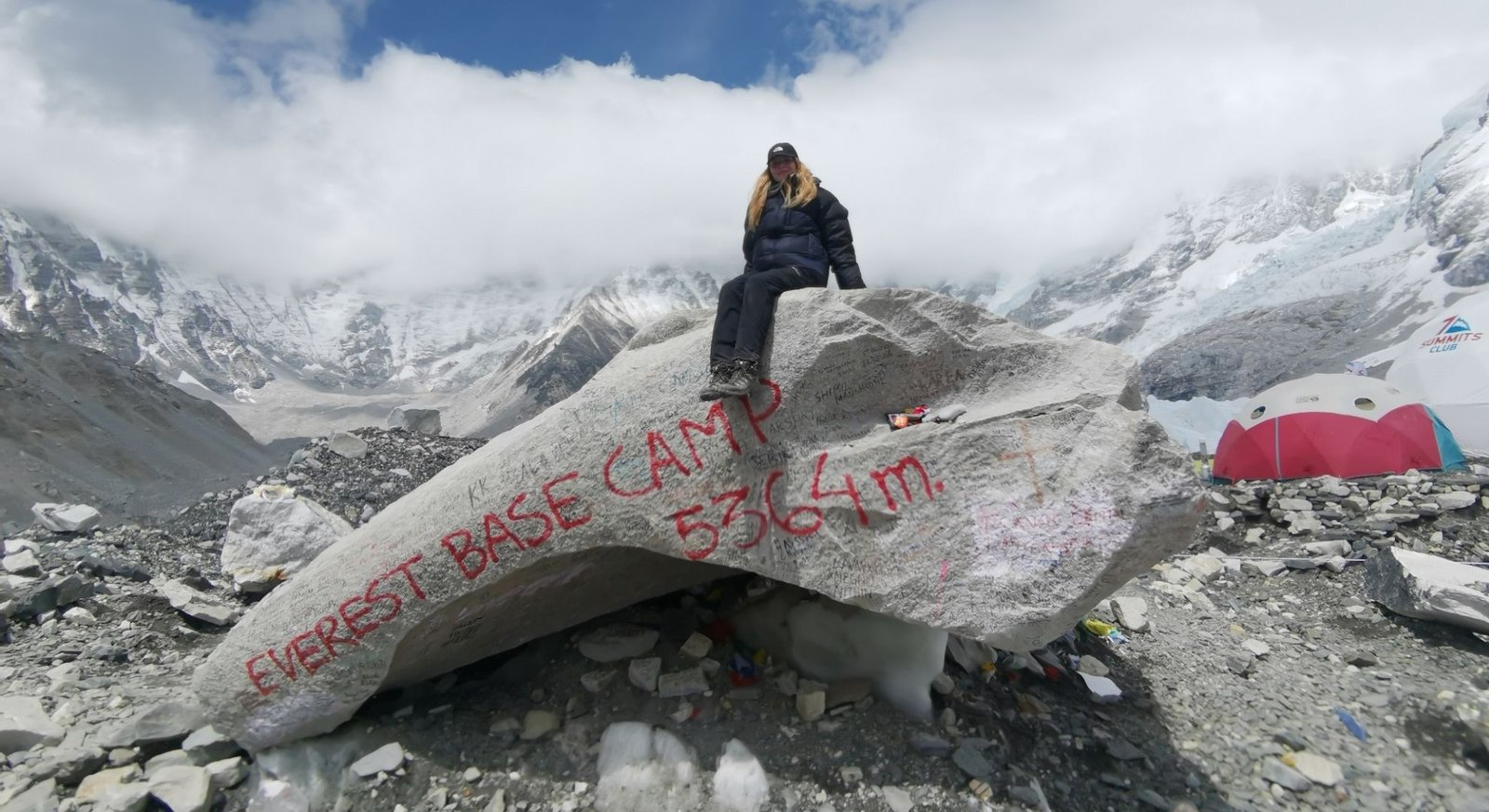 Rocher avec ecrit Everest base camp
