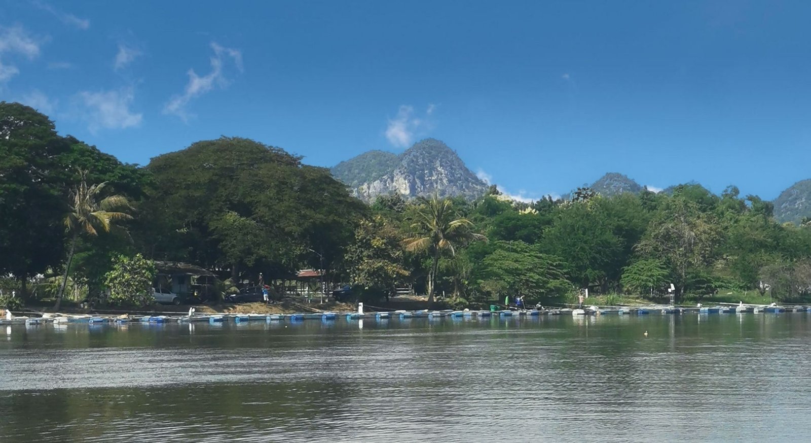 Vue sur la rivière Kwai à Kanchanaburi