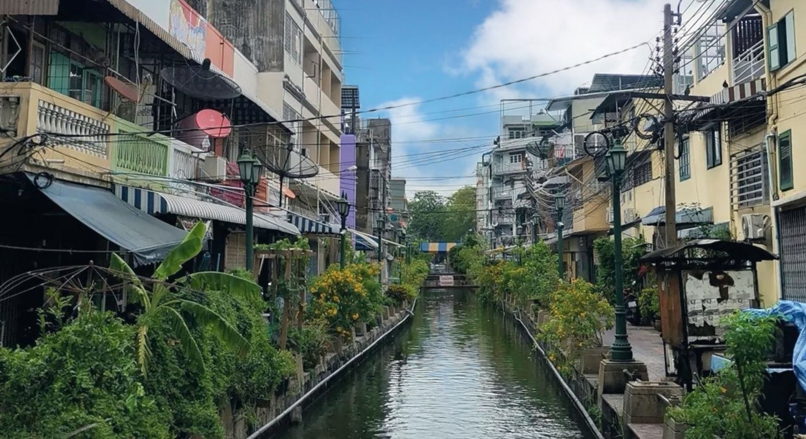 Vue sur la rivière Chao Praya avec des habitations à Bangkok