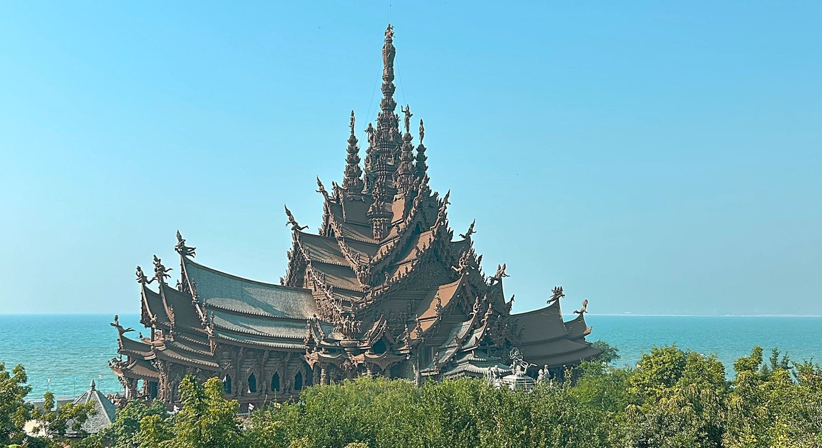 Vue sur le Sanctuary of Truth à Pattaya