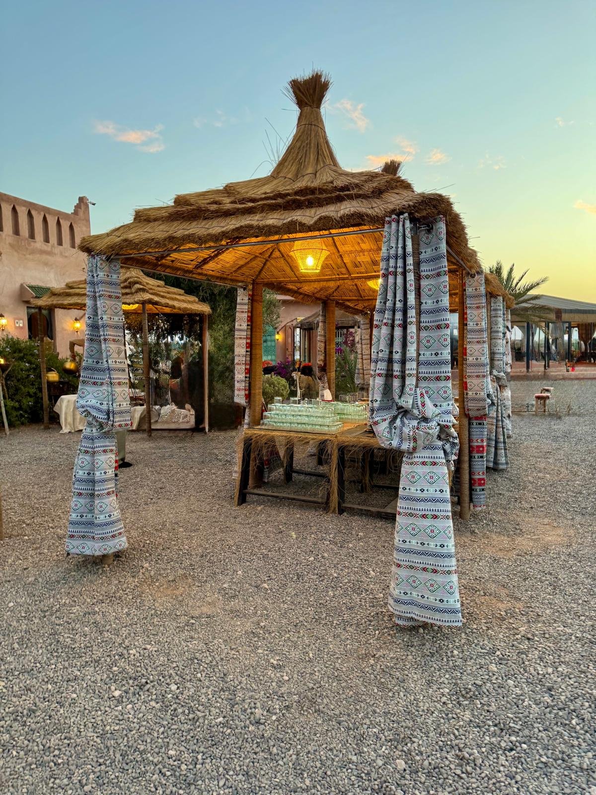 Tables avec le petit-déjeuner dans le camp au lever du soleil dans le désert