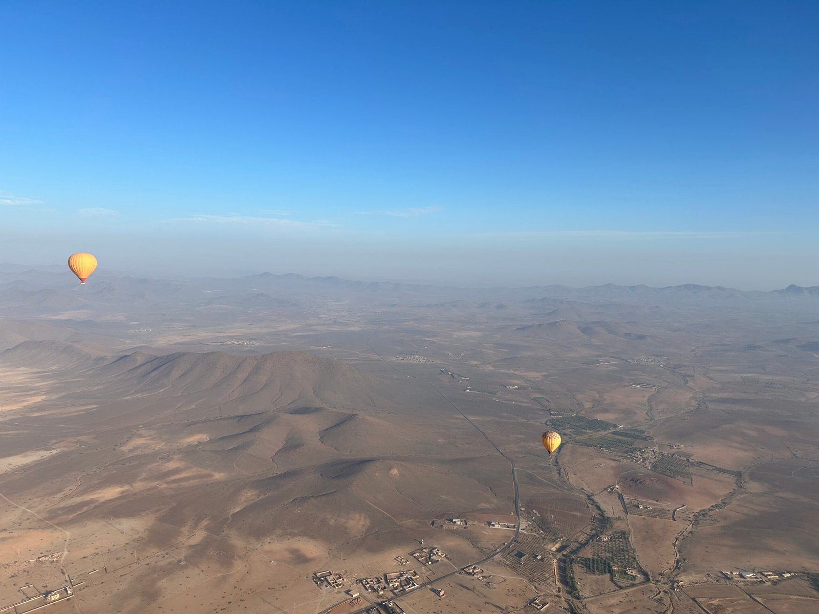 Survol magique des dunes d’Agafay au lever du soleil.