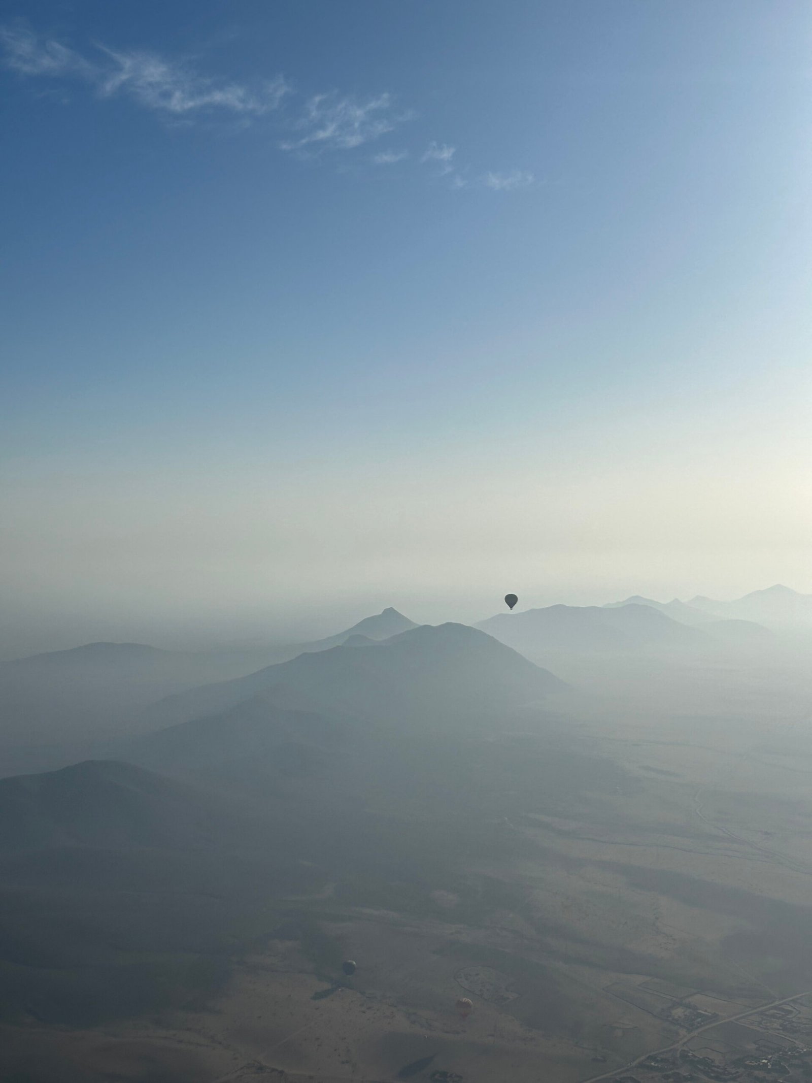 Deux montgolfières se rapprochant au-dessus du désert rocheux d’Agafay.