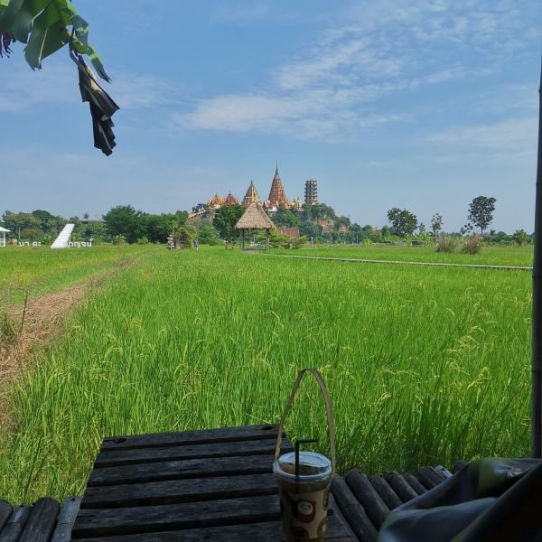 Vue sur le temple Wat Tham Suea depuis le café Meena à Kanchanaburi