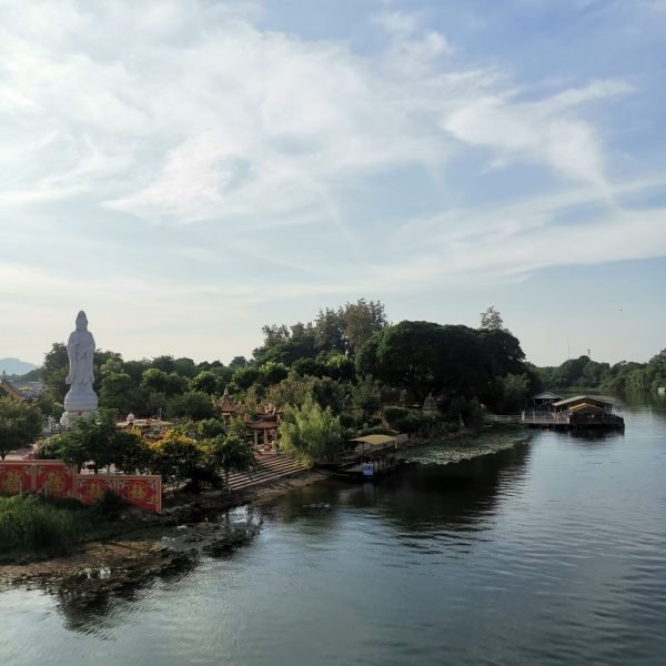 Vue sur la rivière Kwai depuis le pont