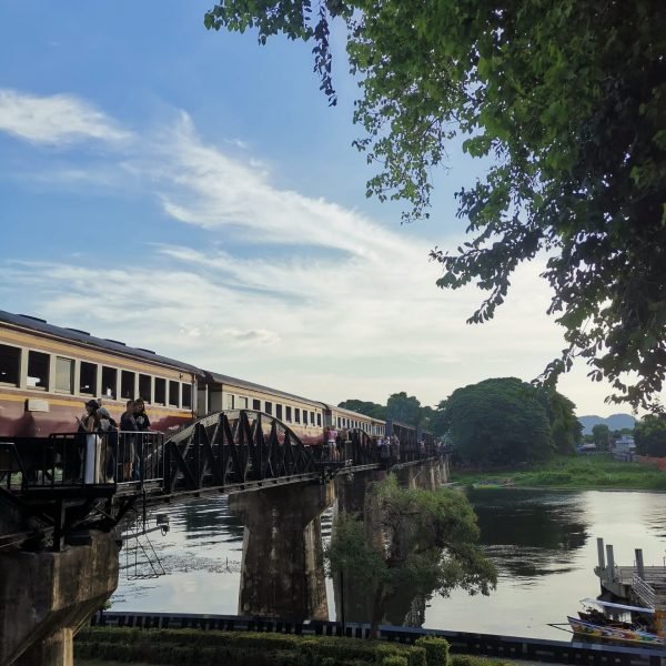 Train passant sur le Kwai River Bridge à Kanchanaburi