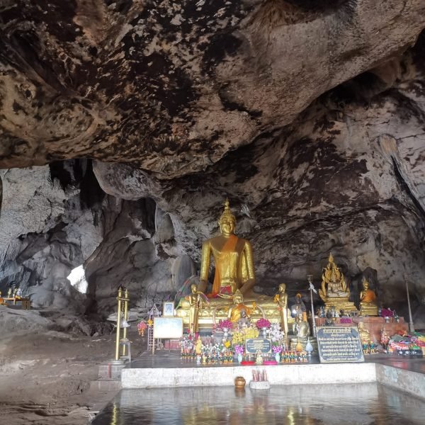 Intérieur de la grotte du temple Wat Tham Krasae