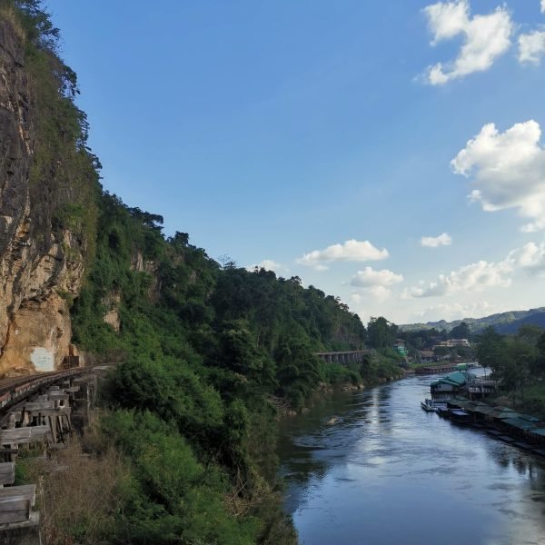 Vue sur les rails de train de The Death Railway à Kanchanaburi